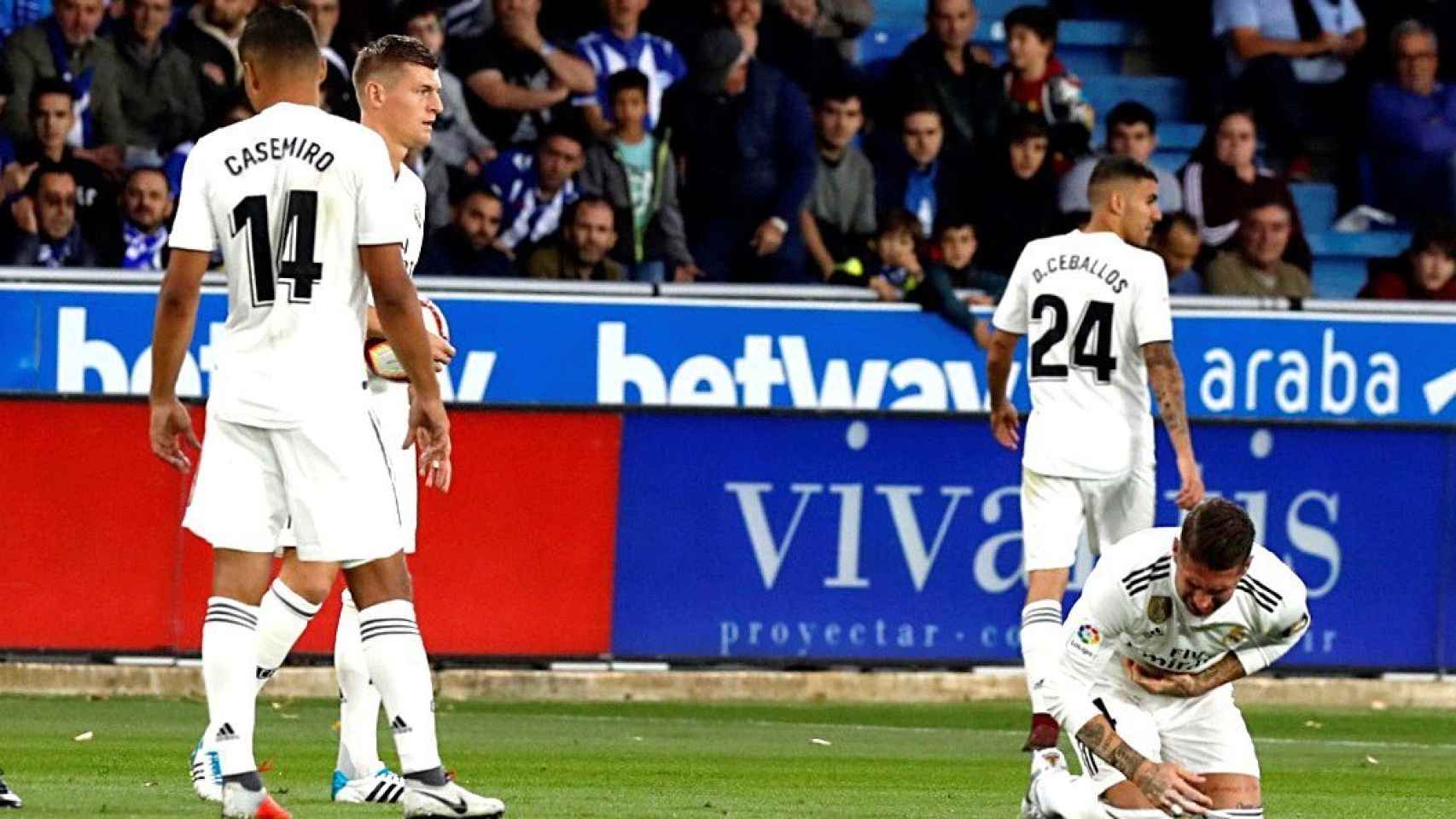 Sergio Ramos y el delantero argentino del Deportivo Alavés, Jonathan Calleri, se duelen tras una acción del encuentro