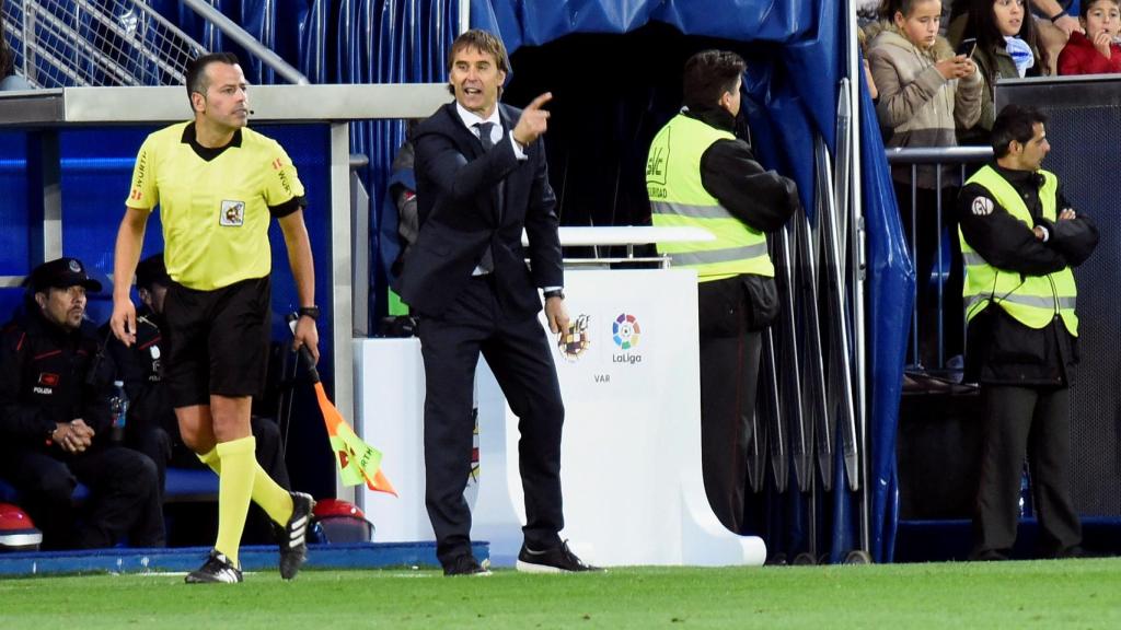 Lopetegui da órdenes desde la banda de Mendizorroza a sus jugadore