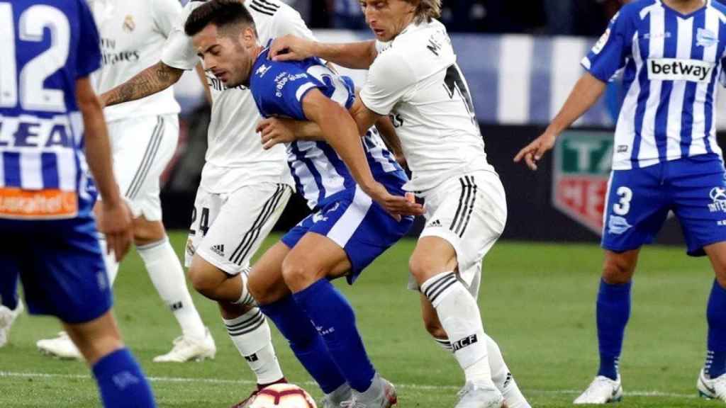 Luka Modric lucha por el balón frente al centrocampista del Deportivo Alavés, Jony Rodríguez