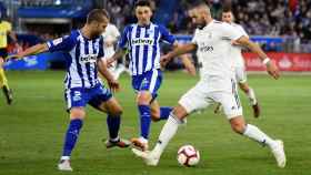 Karim Benzema lucha por el balón frente al defensa del Deportivo Alavés, Víctor Laguardia