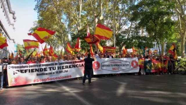 Miles de personas piden la dimisión de Sánchez en la Plaza de Colón de Madrid