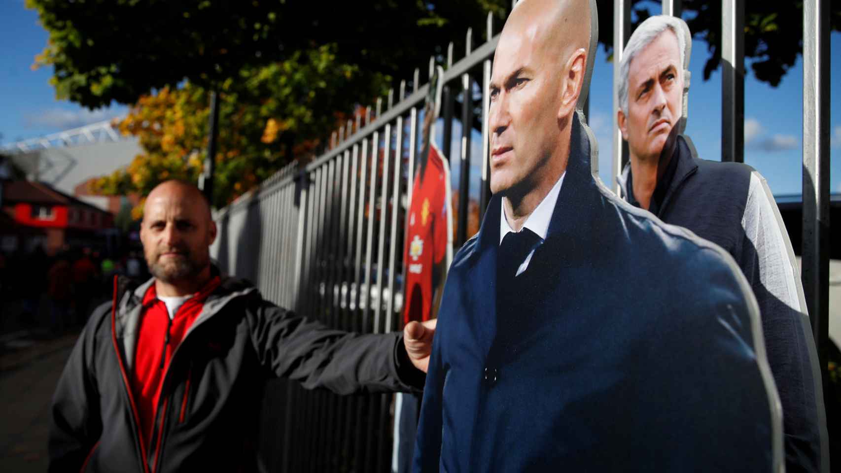 La imagen de Zidane aparece en los aledaños de Old Trafford
