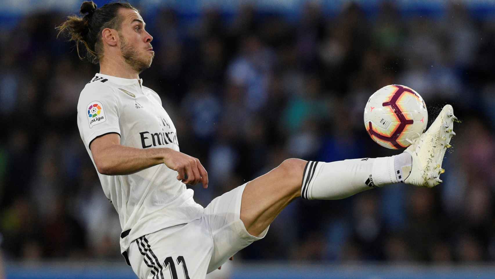Gareth Bale controla un balón con su pie izquierdo