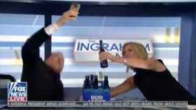 Un presentador trata de sacarse un selfie en directo y se da un señor porrazo