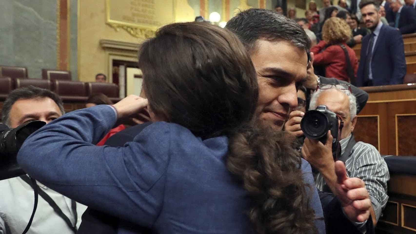 Abrazo entre Pedro Sánchez y Pablo Iglesias.
