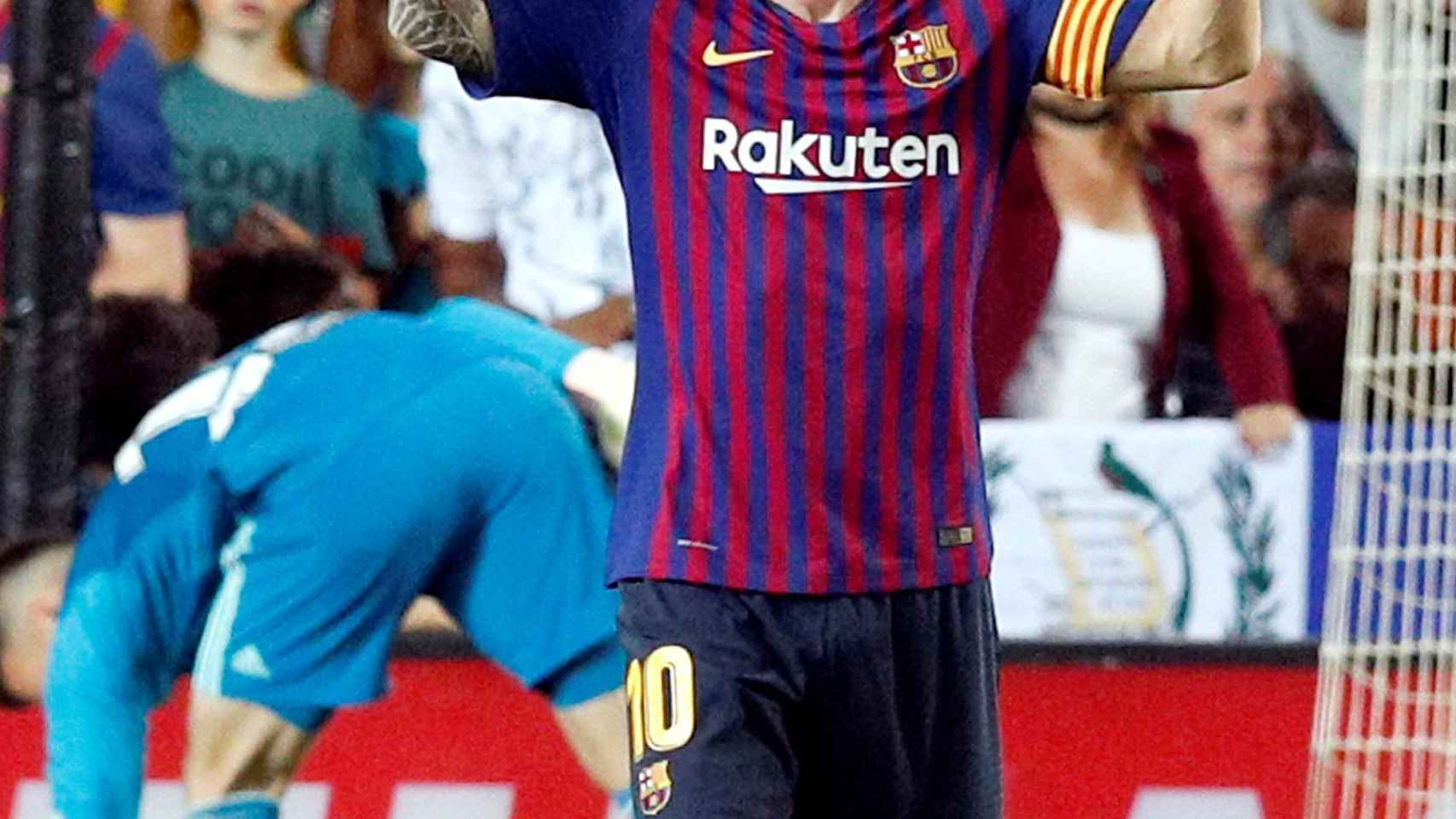 Messi celebra su anotación en el estadio de Mestalla, en Valencia.