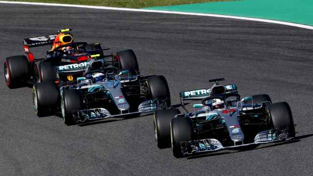 Hamilton lidera una carrera por delante de Bottas y Vertsappen