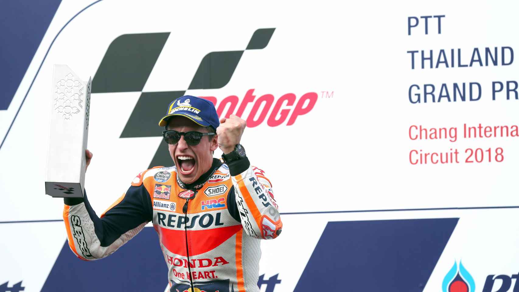 Marc Márquez celebra en el podio su victoria en el Gran Premio de Tailandia.