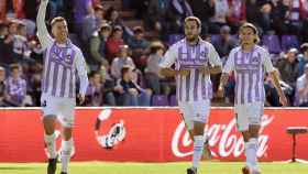 Los jugadores del Real Valladolid celebrando un gol de Alcaraz