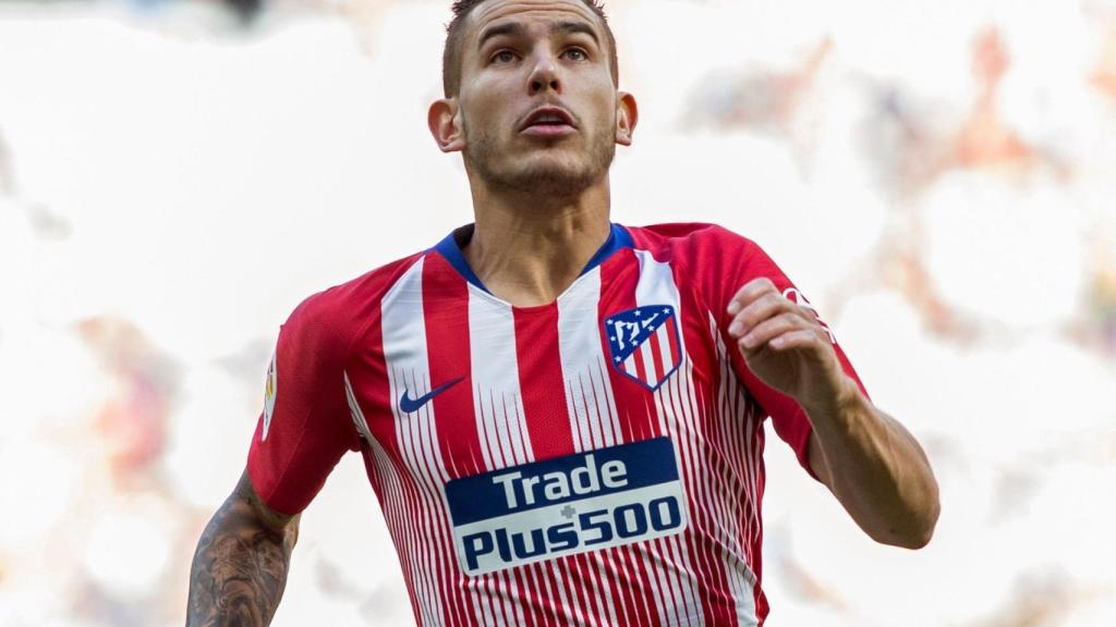 Lucas Hernández intenta controlar un balón en el Atlético de Madrid - Real Betis
