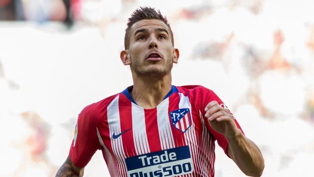 Lucas Hernández intenta controlar un balón en el Atlético de Madrid - Real Betis