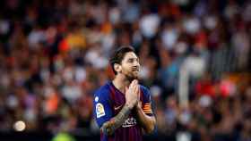 Messi se lamenta de una ocasión fallada ante el Valencia