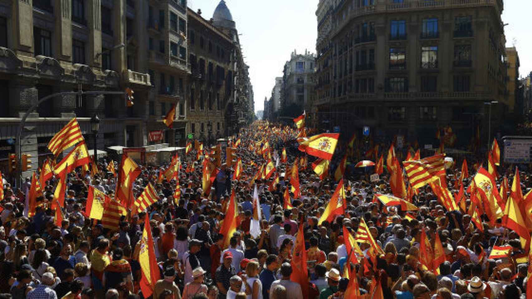 Manifestación del 8 de octubre de 2017, a su paso por la Vía Laietana de Barcelona.