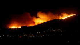 Imagen del incendio anoche en las montañas de Sintra