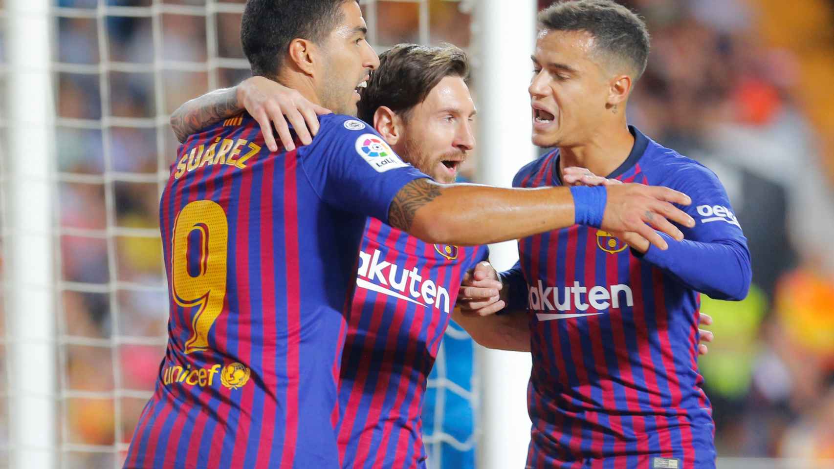 Luis Suárez, Messi y Coutinho celebran un gol en el Valencia - Barcelona