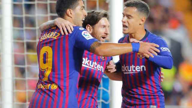 Luis Suárez, Messi y Coutinho celebran un gol en el Valencia - Barcelona