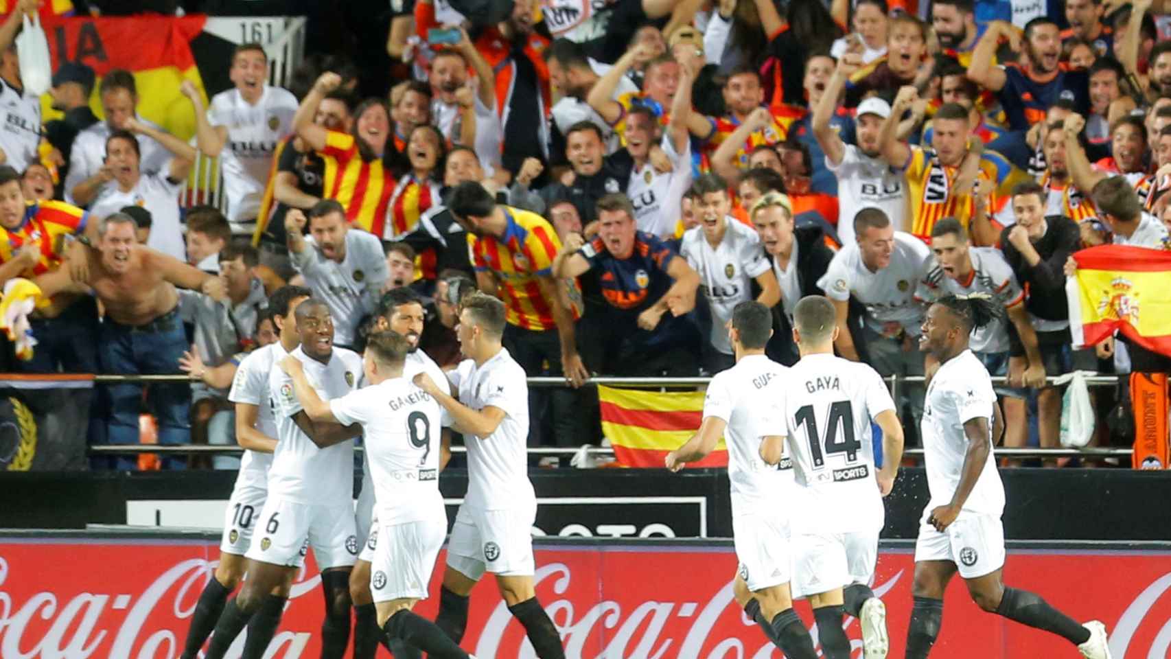 Los jugadores del Valencia celebrando un gol