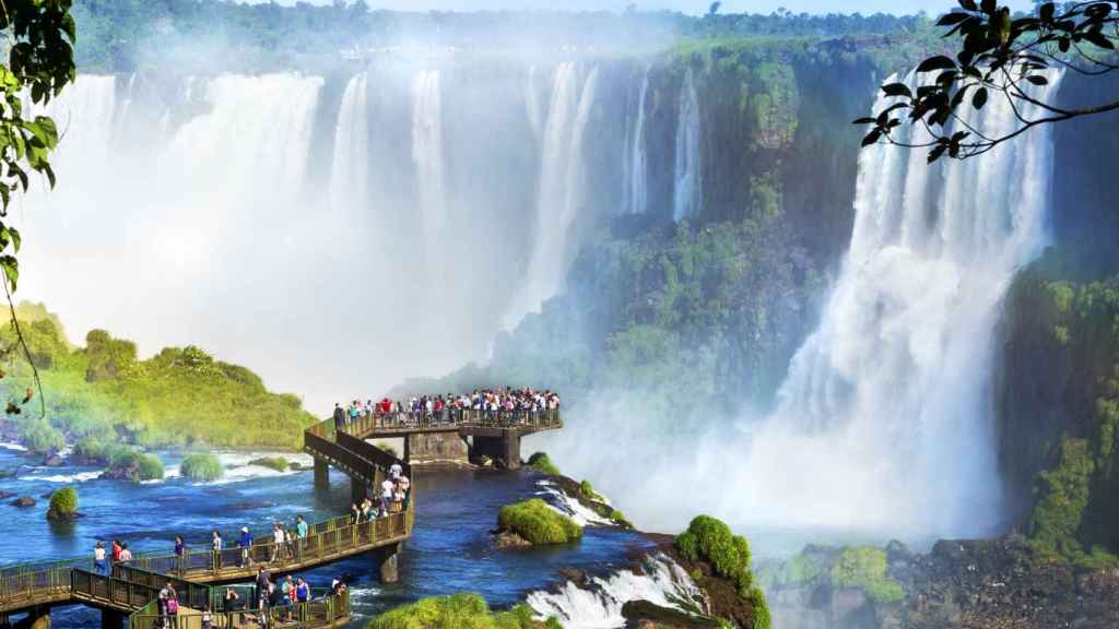 Las cataratas de Iguazú son uno de los espectáculos naturales más grandes del planeta.