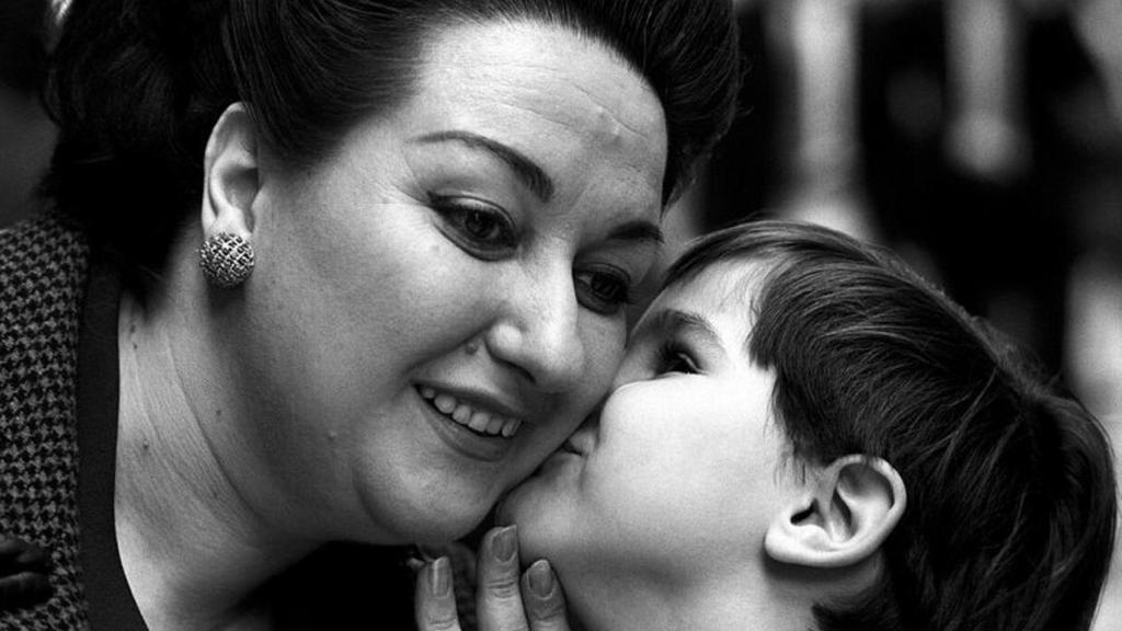 Caballé, en una imagen de archivo con su hijo.