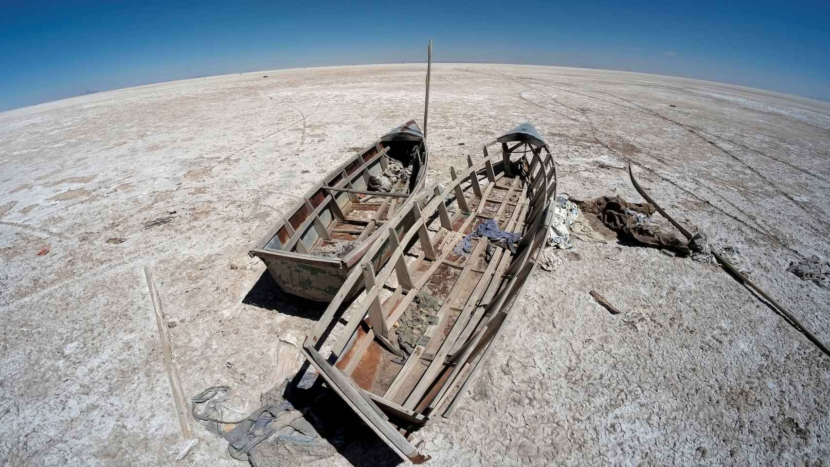 Barcos varados en el lago Limpopo de Bolivia, secado por el cambio climático.