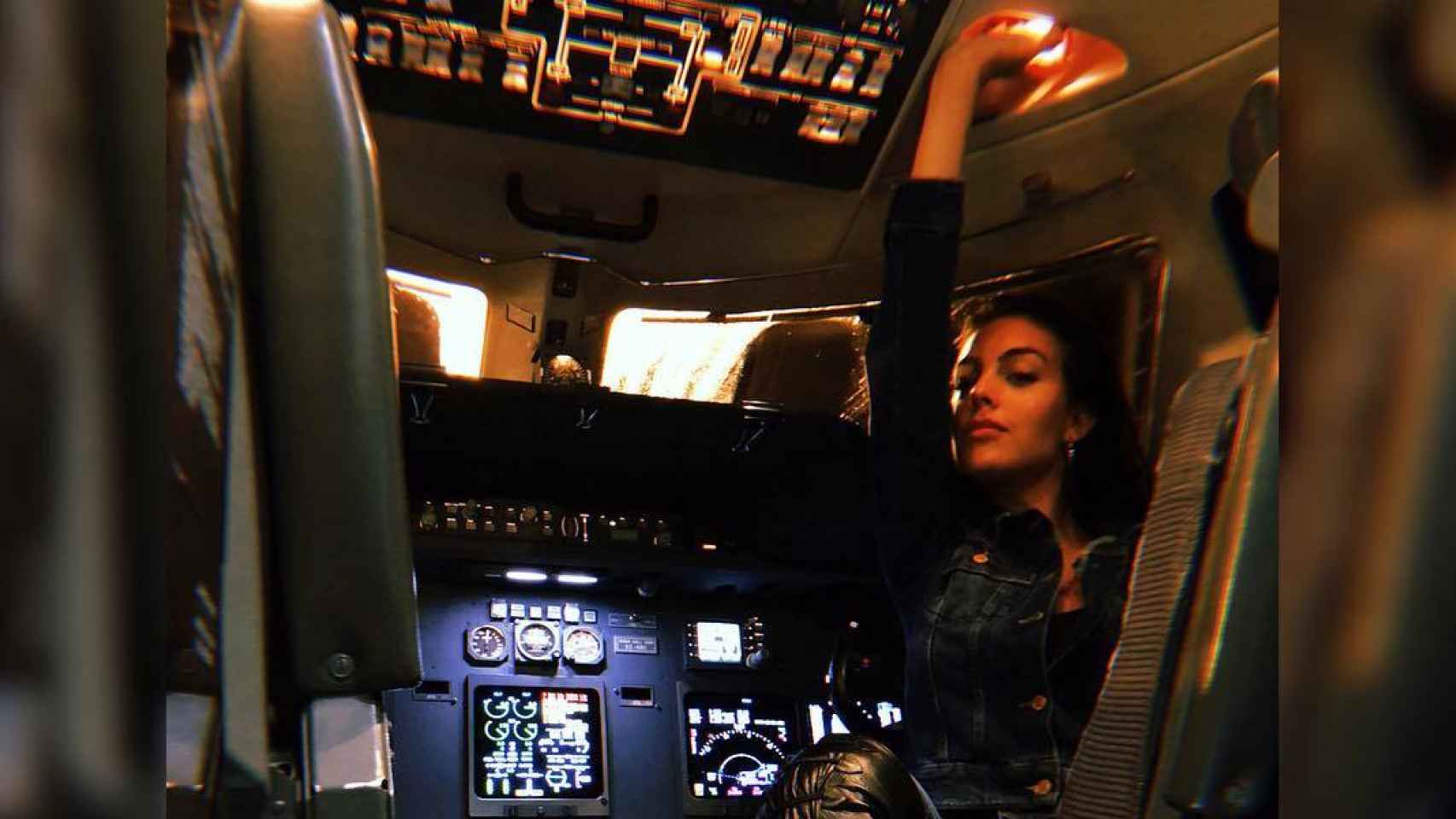 imágenes del día: Georgina se 'estrena' a los mandos de un avión