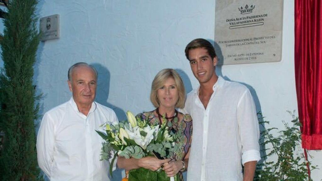 Alicia junto a su marido y su hijo.