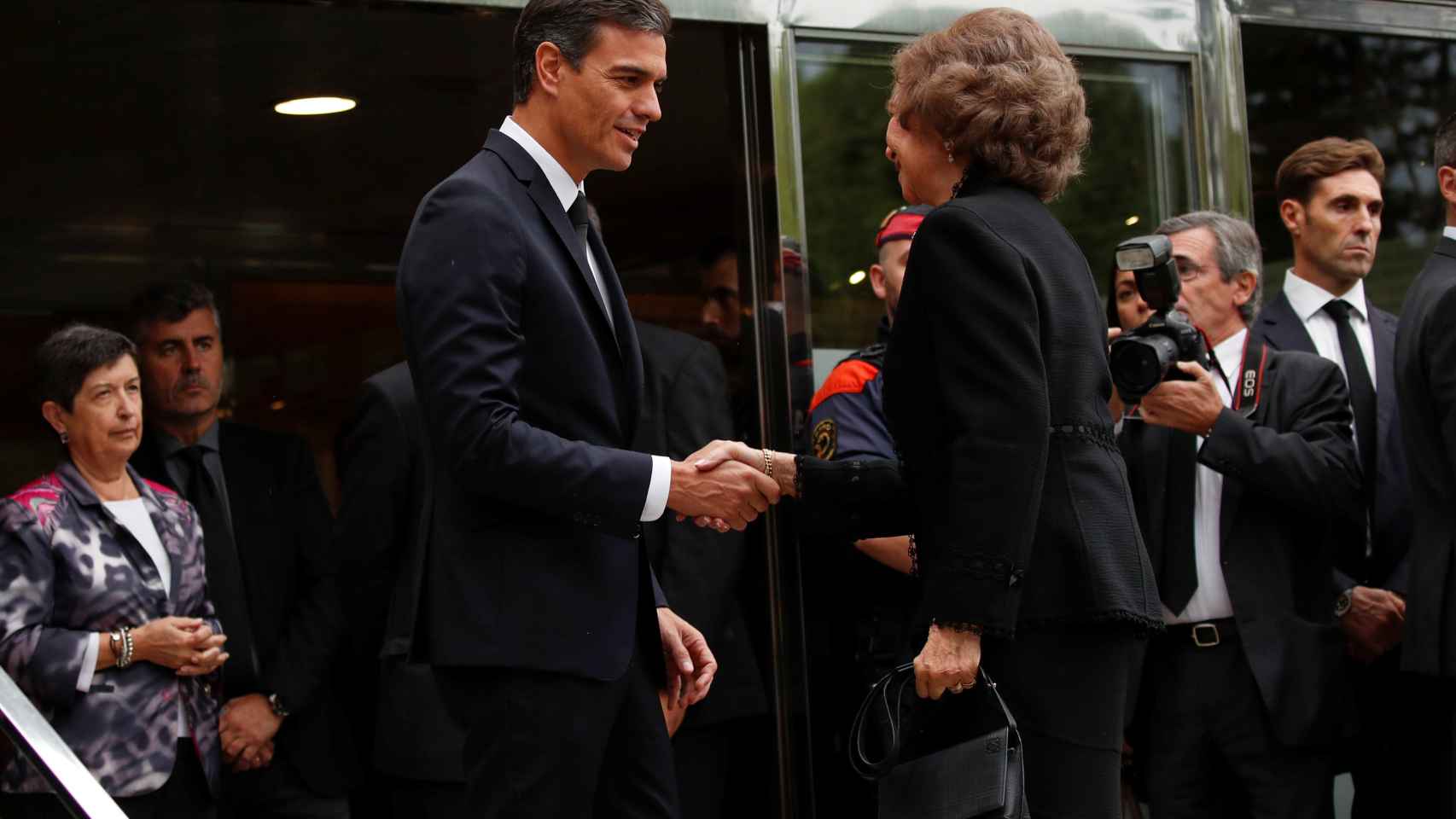 Pedro Sánchez saluda a la Reina Sofía durante el funeral Montserrat Caballé