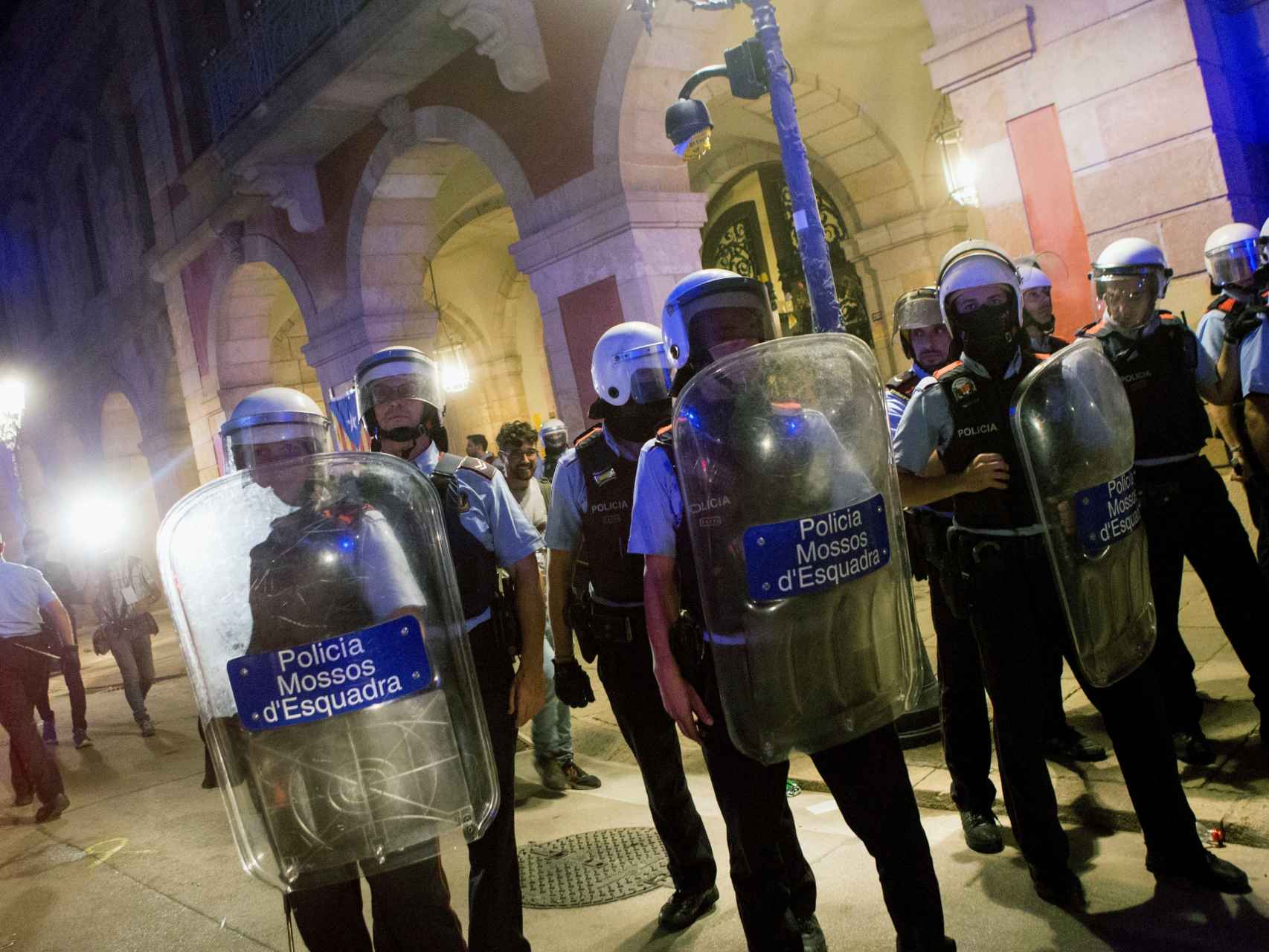 Mossos d'Esquadra protegen el Parlamento de Cataluña en el asalto del pasado 1-O.