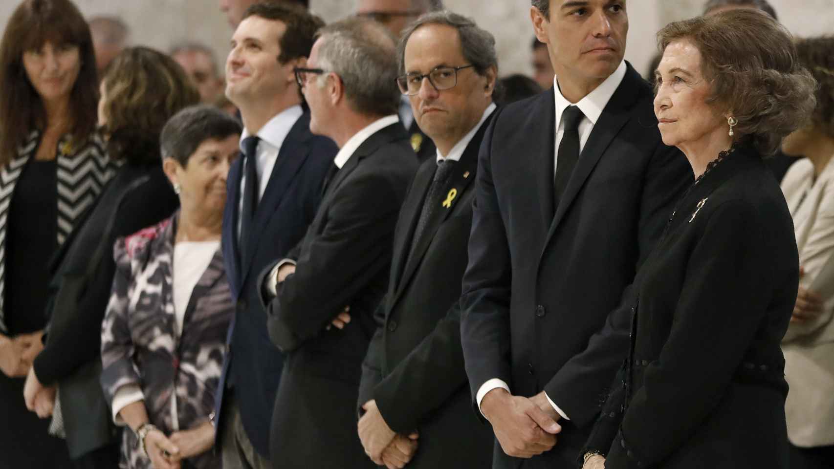 De izquierda a derecha: Cunillera, Casado, Girao, Torra, Sánchez y la Reina Sofía, durante el funeral.