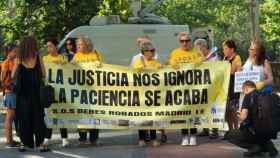 Representantes de asociaciones de 'bebés robados' frente a la Audiencia Provincial de Madrid.