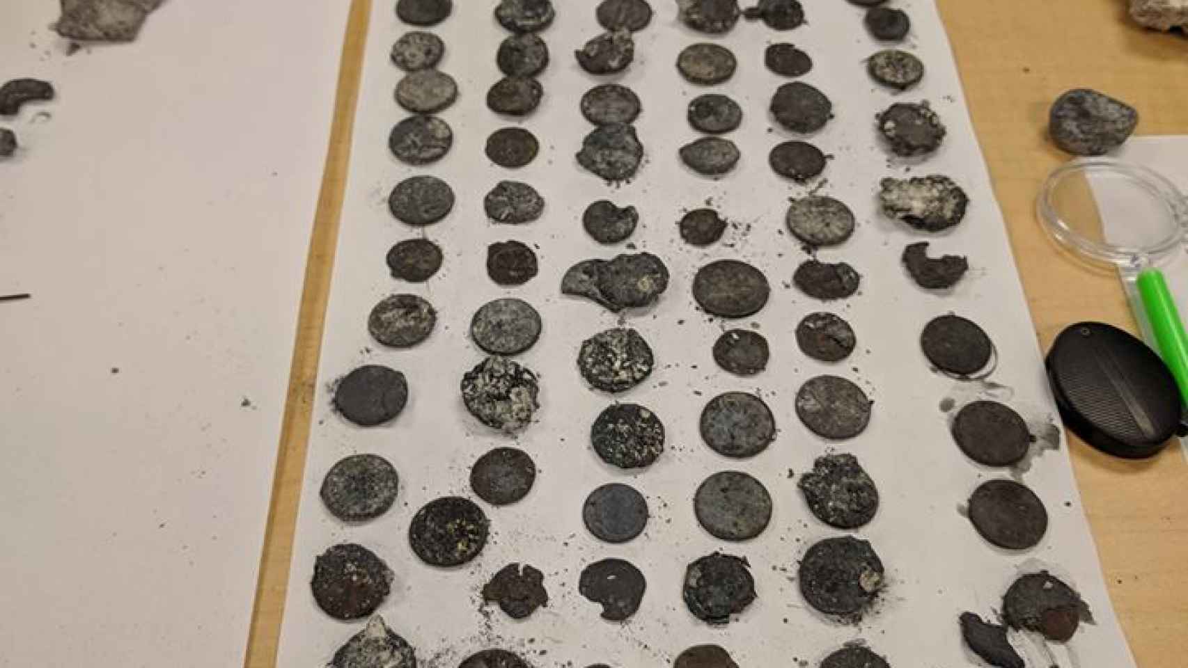 Monedas que la gente a arrojado a un géiser del Yellowstone National Park