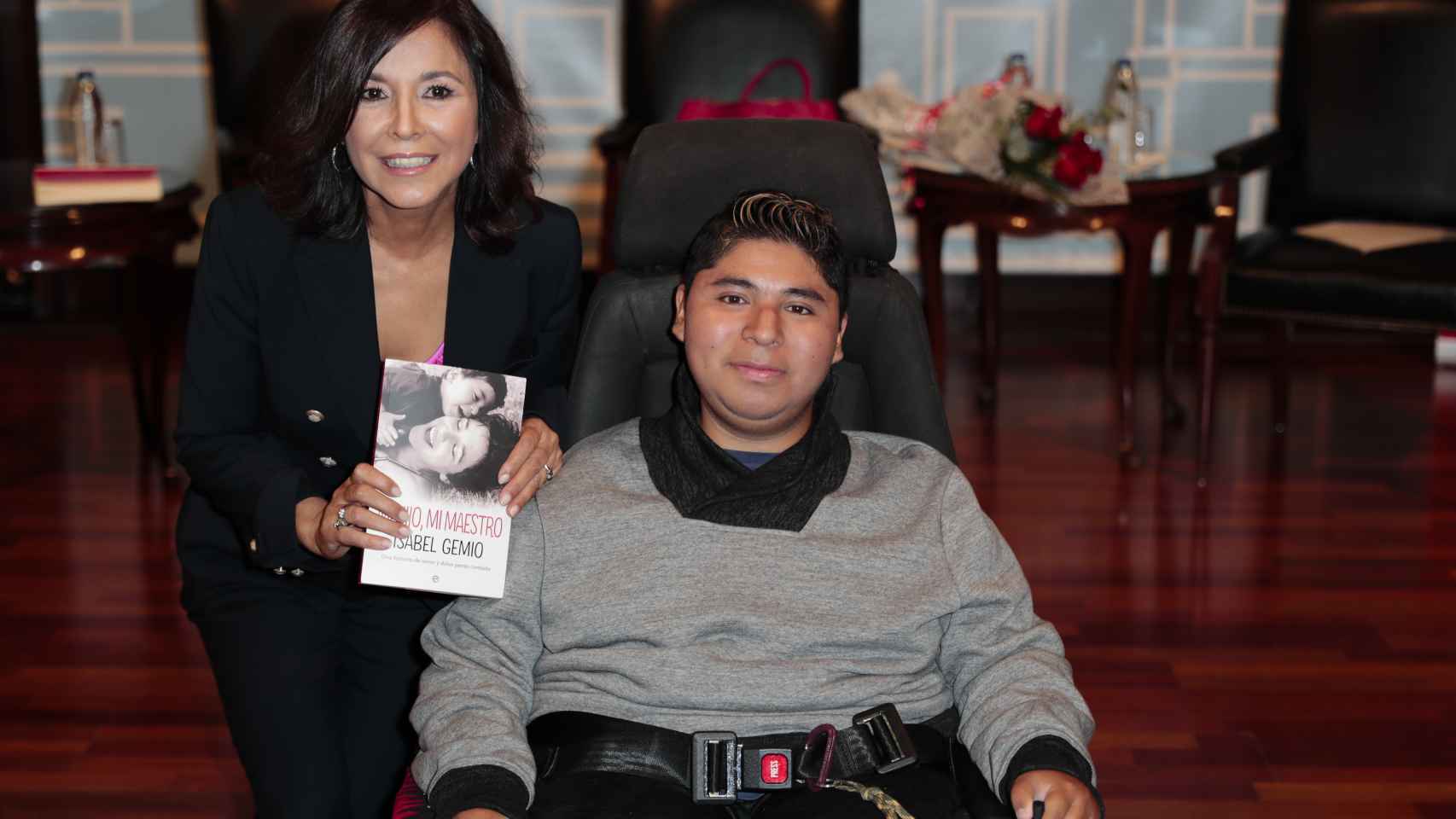 Isabel Gemio y su hijo Gustavo durante la presentación del libro.