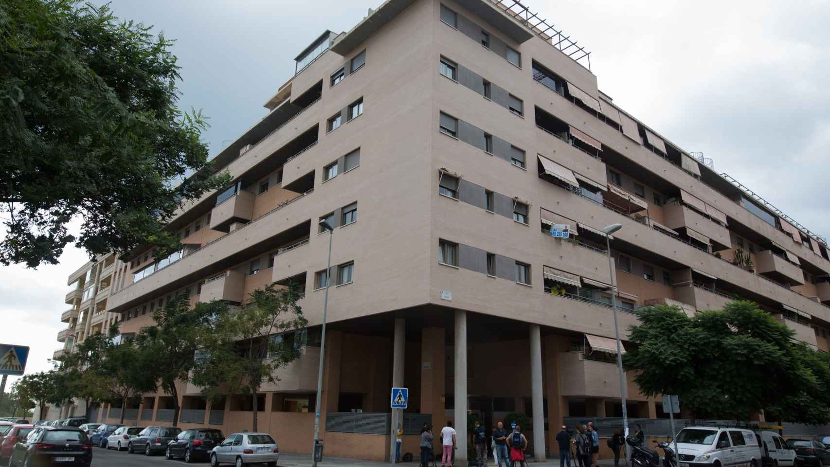 Eificio de Málaga donde esta mañana han fallecido una niña de 6 años y un hombre de 50 al precipitarse desde un 5º piso