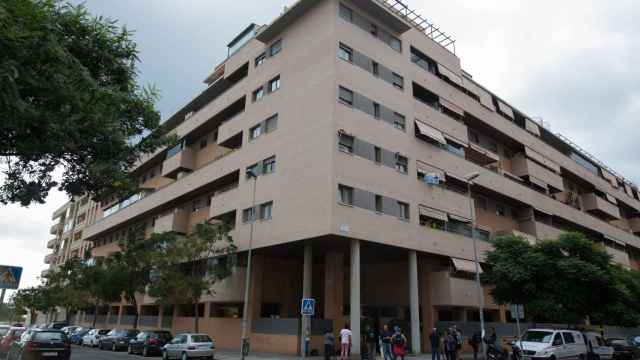 Eificio de Málaga donde esta mañana han fallecido una niña de 6 años y un hombre de 50 al precipitarse desde un 5º piso