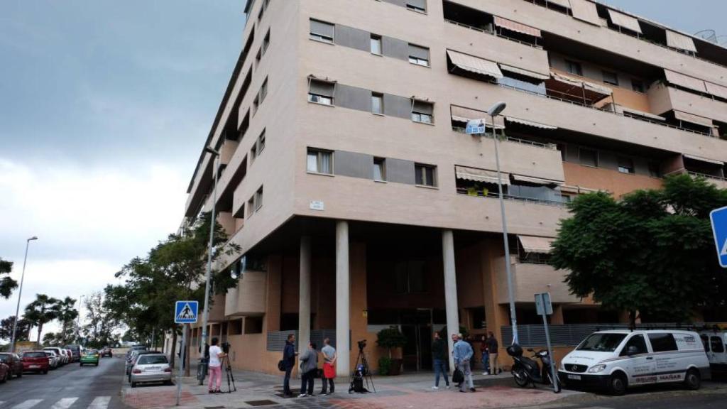 Varios periodistas y cámaras se congregan en la puerta del bloque donde se ha producido el suceso.