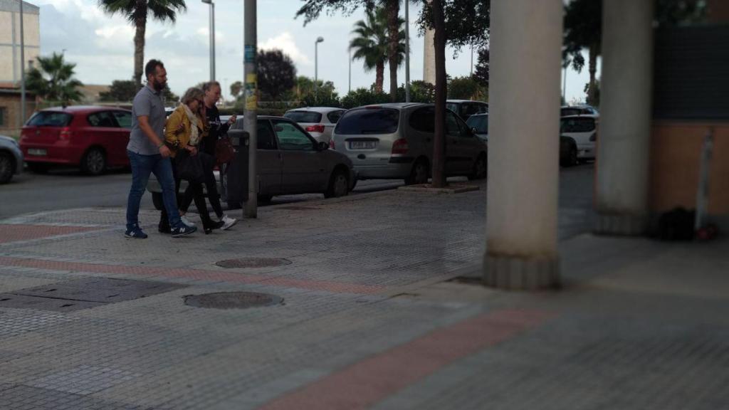 Familiares de la menor fallecida acuden al piso.