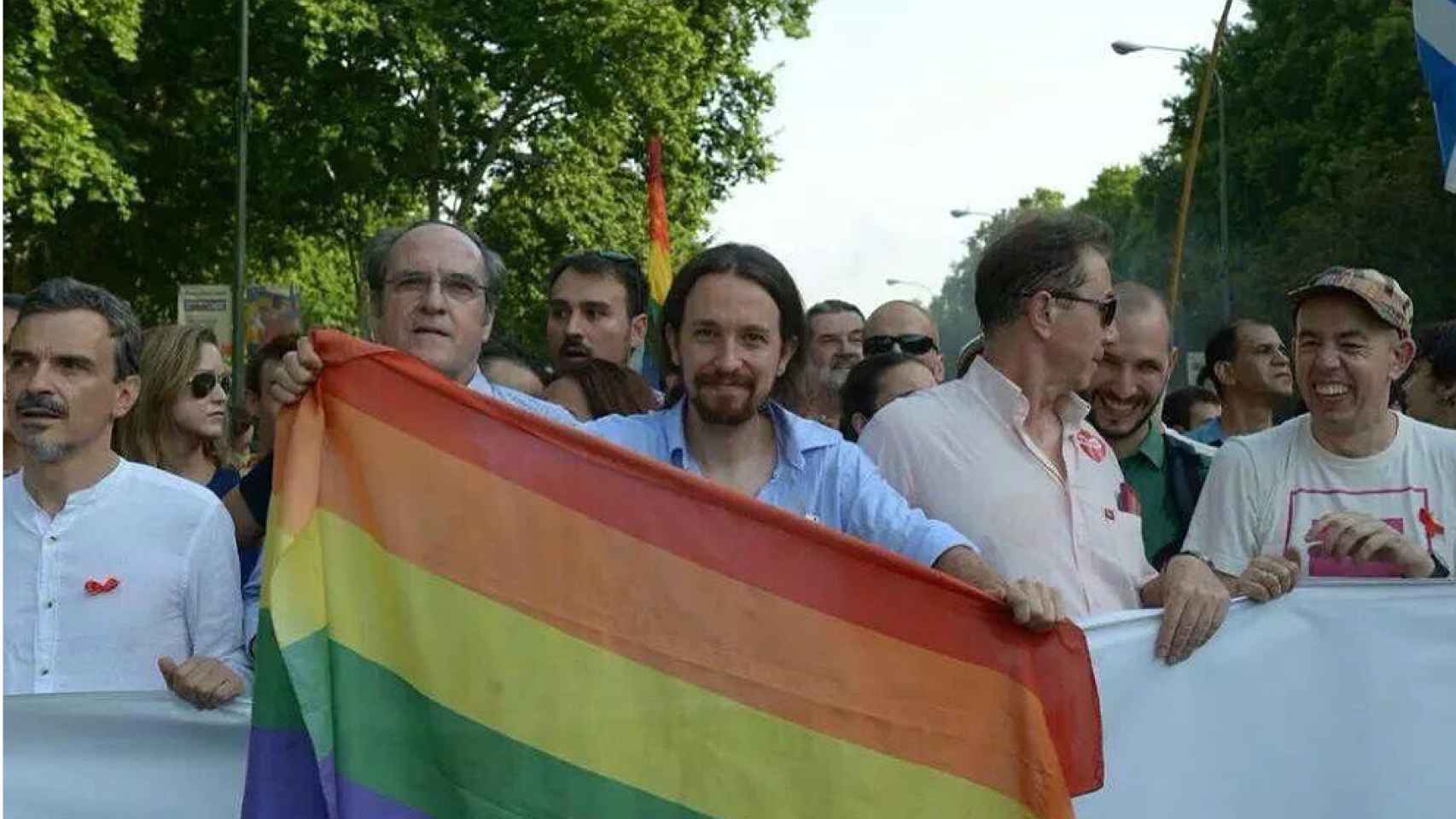 Pablo Iglesias junto a Ángel Gabilondo, portavoz del PSOE en la Asamblea de Madrid, en una marcha del Orgullo Gay.