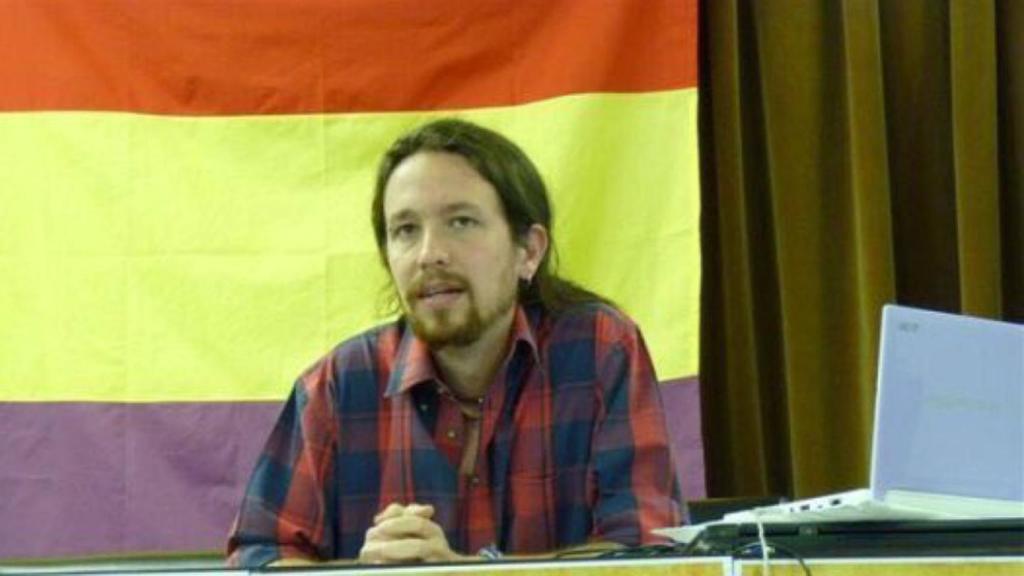 Pablo Iglesias en una de sus múltiples conferencias académicas, con una enseña republicana de fondo.