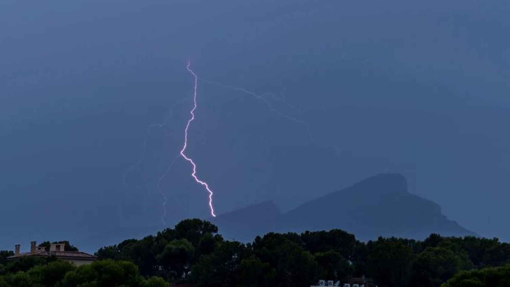 Un rayo cae sobre la isla de Dragonera, durante la tormenta que ha tenido lugar esta tarde en Andrach, en Mallorca.