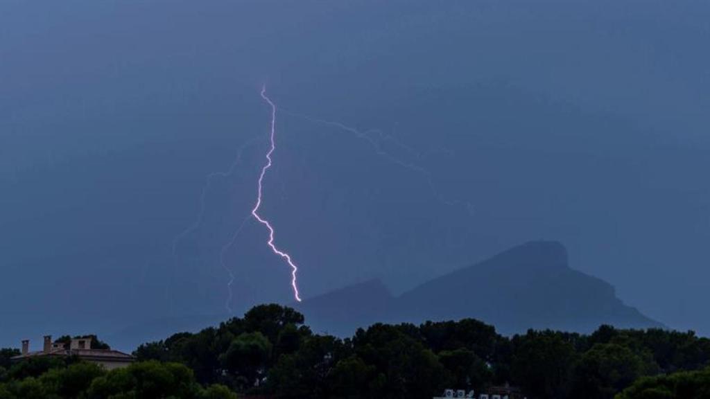 Un rayo cae sobre la isla de Dragonera, durante la tormenta que ha tenido lugar esta tarde en Andrach, en Mallorca.