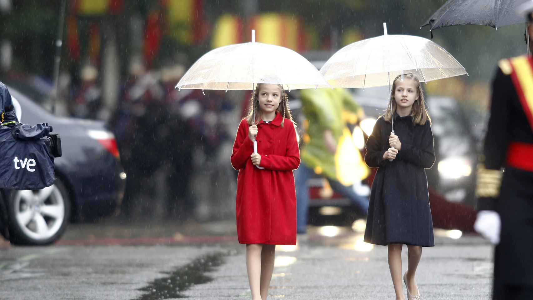 La princesa Leonor y la infanta Sofía bajo la lluvia el 12 de octubre de 2016.