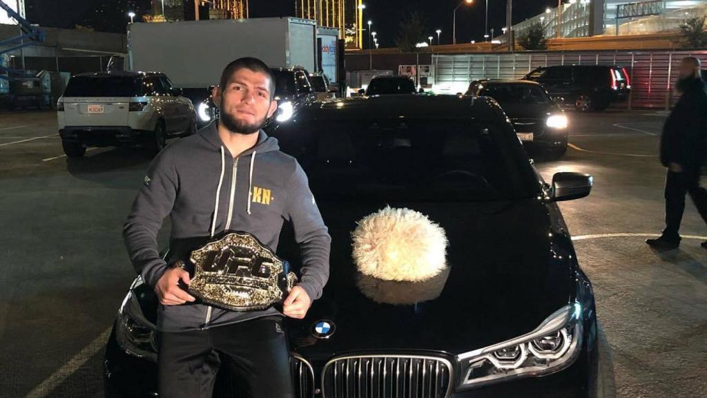 Khabib posa con su cinturón. Foto: Instagram (@khabib_nurmagomedov)