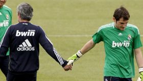 Dudek y Casillas saludan a Mourinho durante un entrenamiento