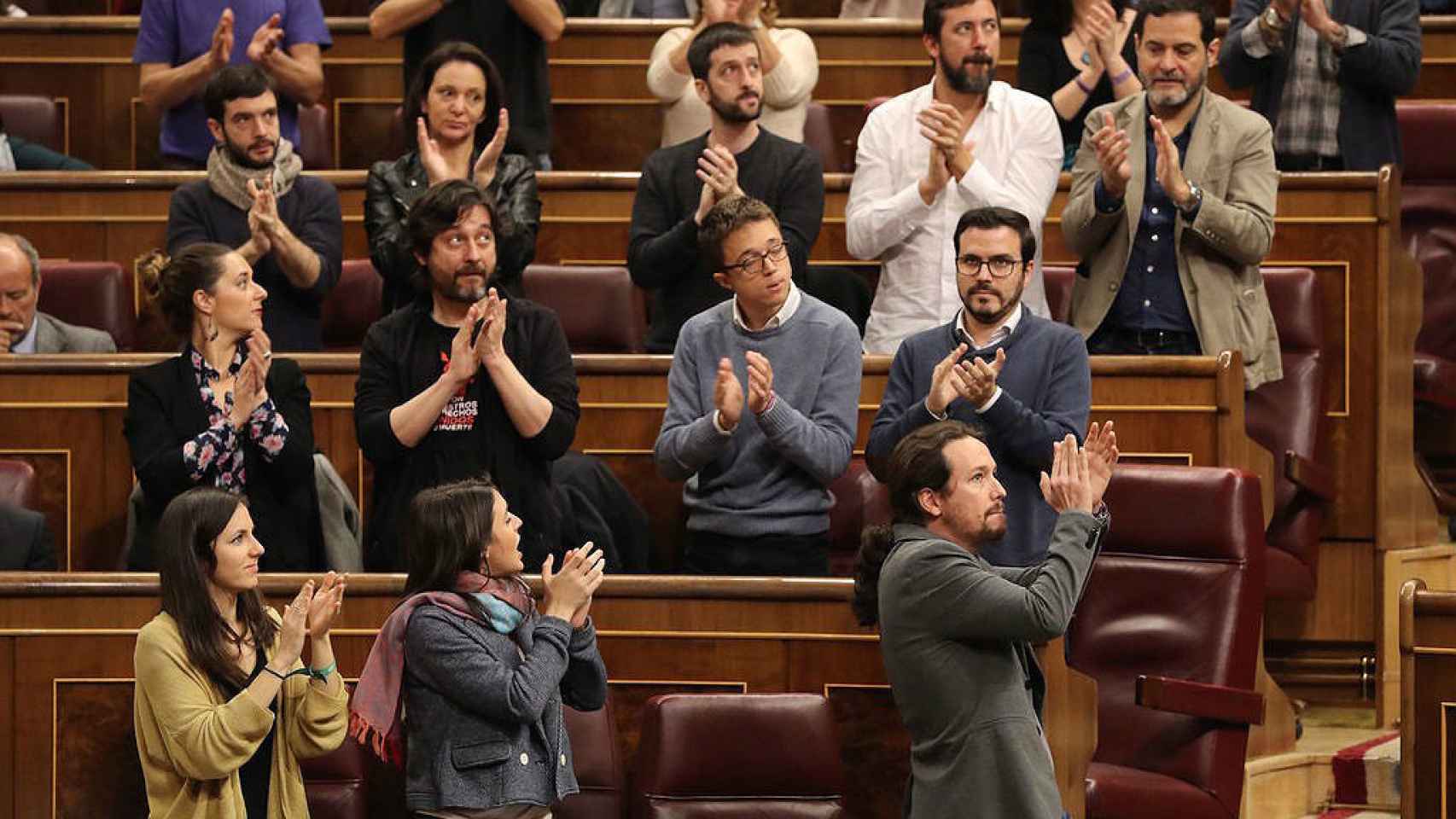 Pablo Iglesias aplaude y es aplaudido por el grupo de Unidos Podemos en el Congreso.