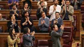 Pablo Iglesias aplaude y es aplaudido por el grupo de Unidos Podemos en el Congreso.