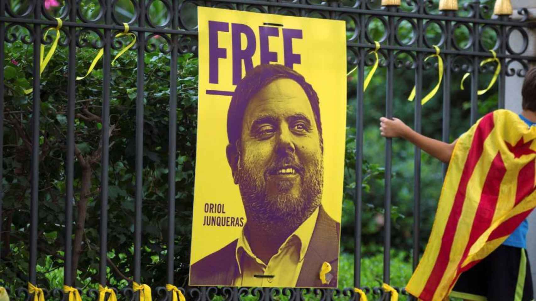 Un cartel pide la libertad de Oriol Junqueras.