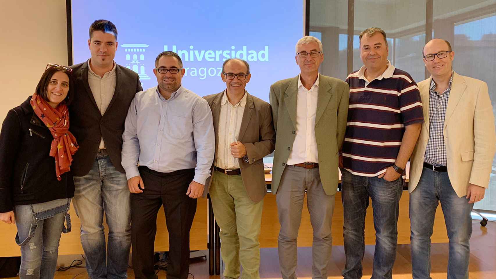 Vicente Torres (tercero por la izquierda) tras presentar su tesis doctoral en la Universidad de Zaragoza.
