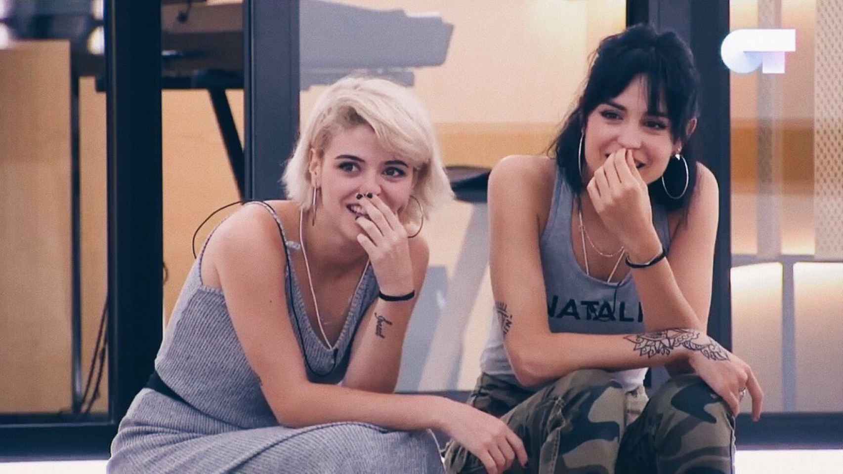 Alba y Natalia durante una clase en la academia.