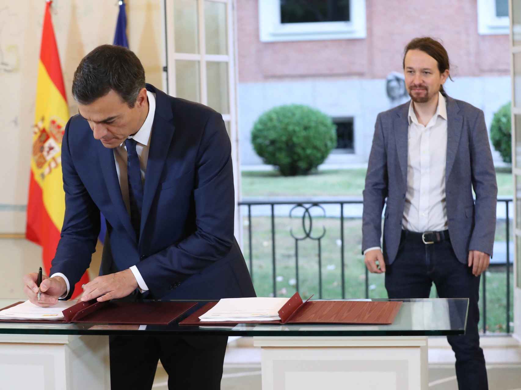Pedro Sánchez y Pablo Iglesias firman el acuerdo sobre los PGE.