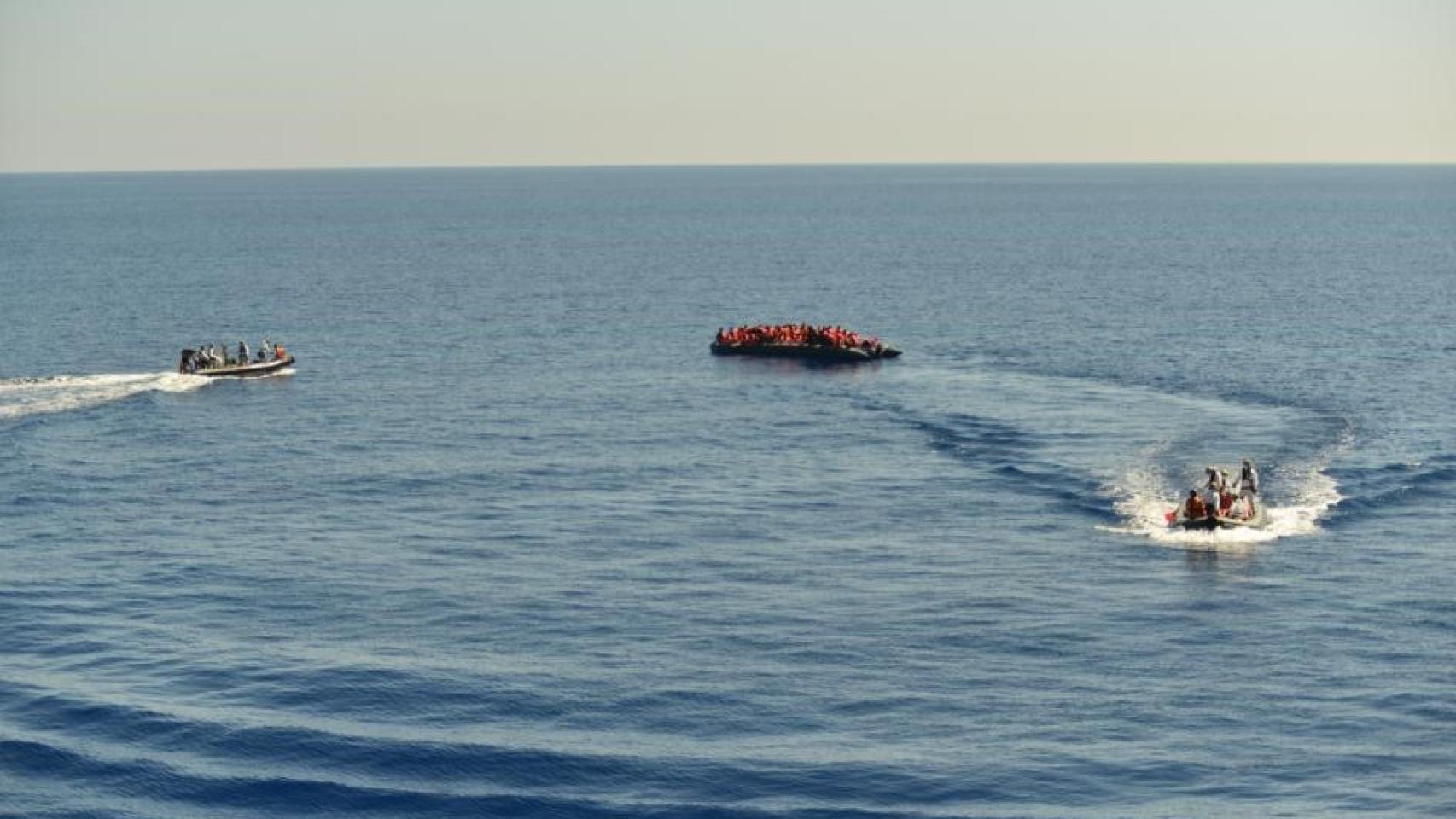 Una embarcación de la fragata “Numancia” traslada a los rescatados.